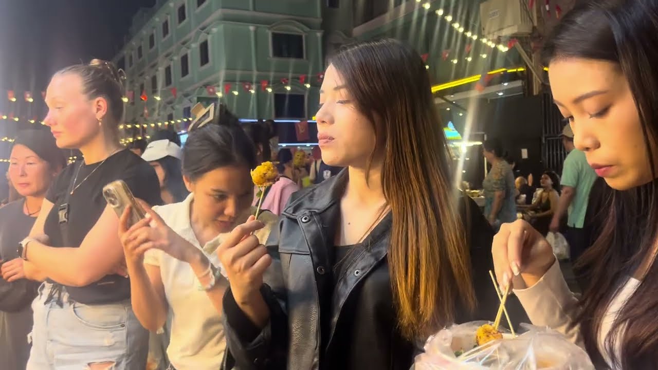 लाओ स्ट्रीट फ़ूड! सिहोम नाइट मार्केट, वियन्टेने में सबसे लोकप्रिय,