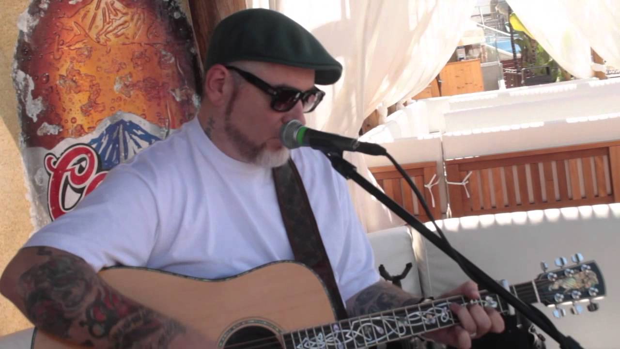 Everlast playing "Sad Girl" acoustic to small crowd