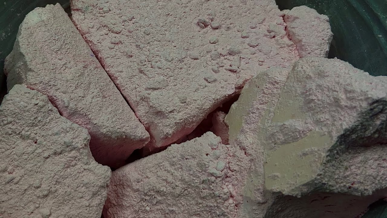 Pink canyon 🌸: big gym chalk chunks crush | #asmr #anxietyrelief #gymchalkasmr