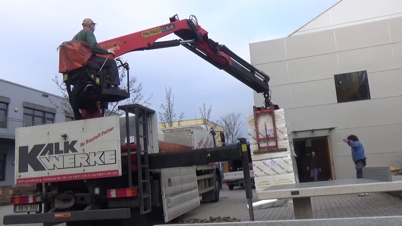 Abladen LKW Kran 5m langes Holz und  2.30m hohesStyropor Schnellentladung.