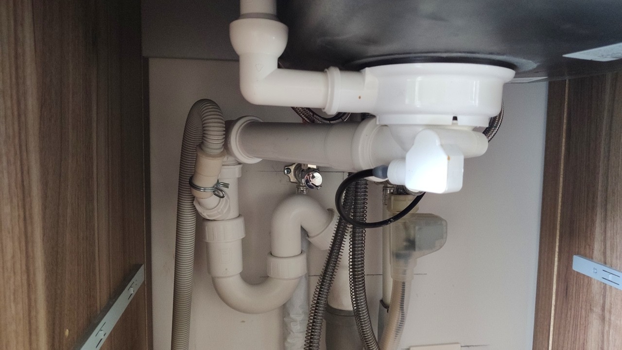 Abfluss verstopft: Siphon in der Küche abschrauben und reinigen