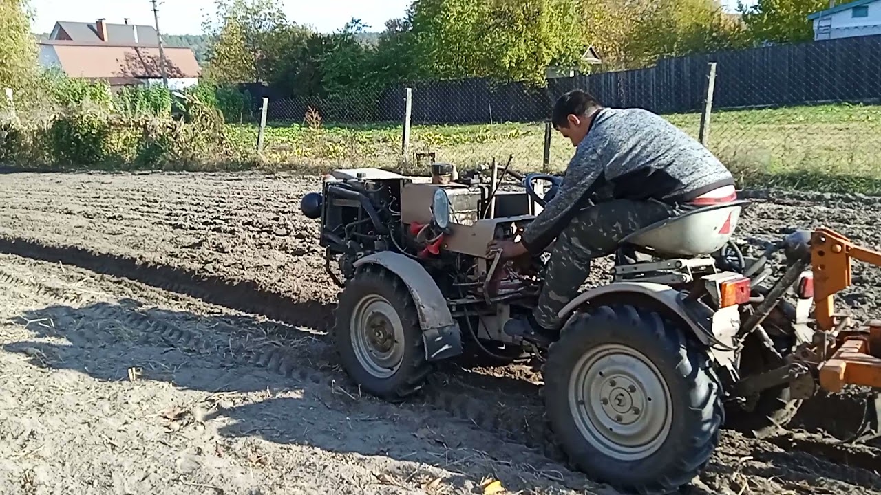 Tz-4k-14 1.9D с плугом в земле едет на холостых. Осенняя пахота на зяб.Чешским мини трактором легко.