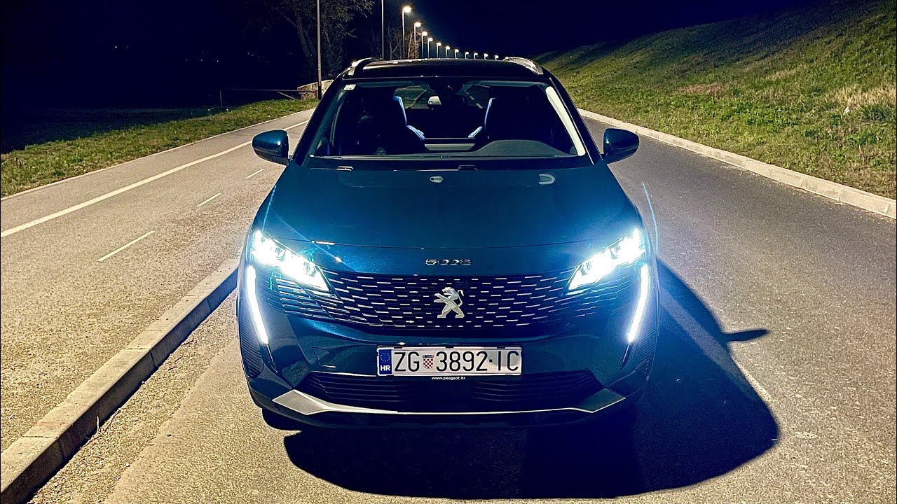 НОВЫЙ Peugeot 5008 2021 ночью - светодиодные фонари, окружающее освещение и 3D-навигационный экран