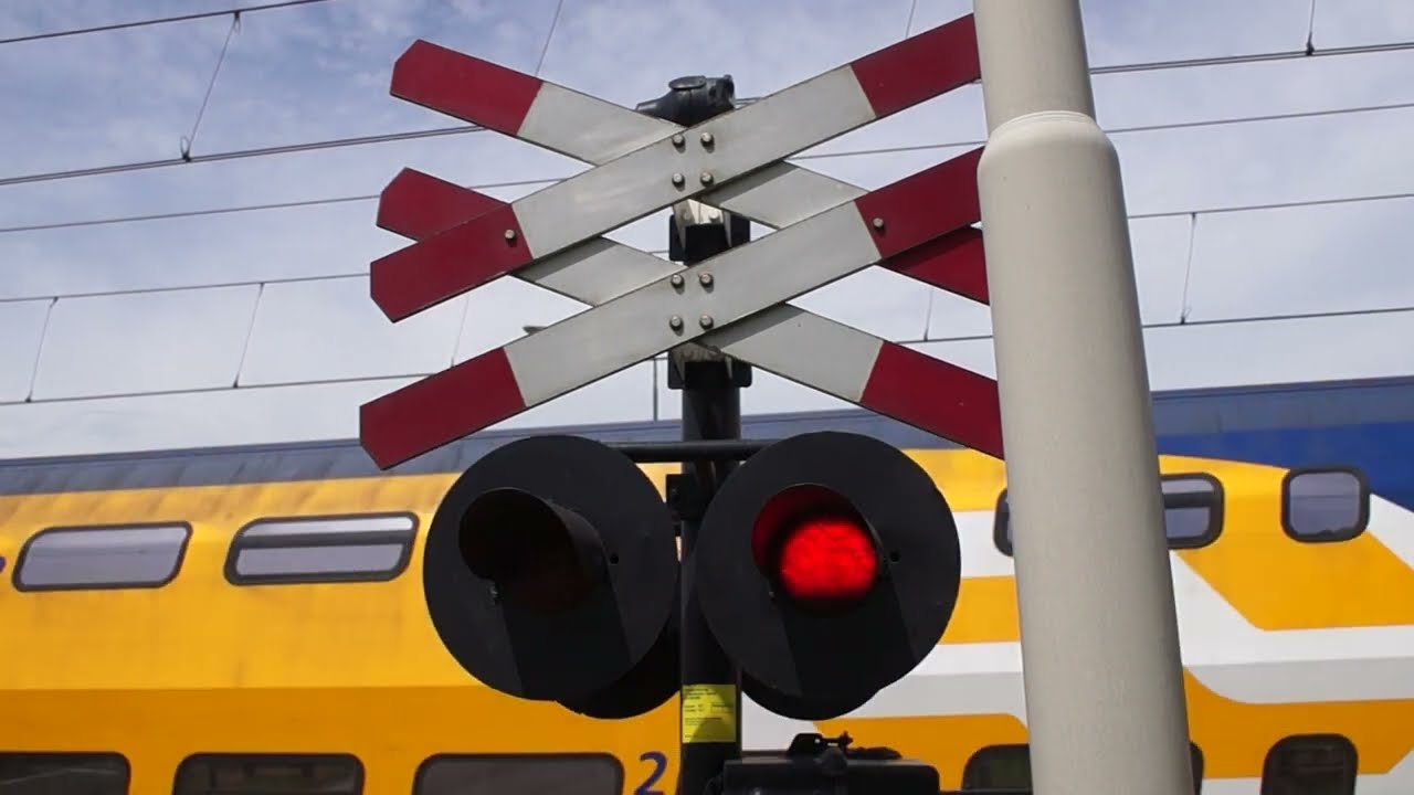 Spoorwegovergang Berghem // Dutch Railroad Crossing