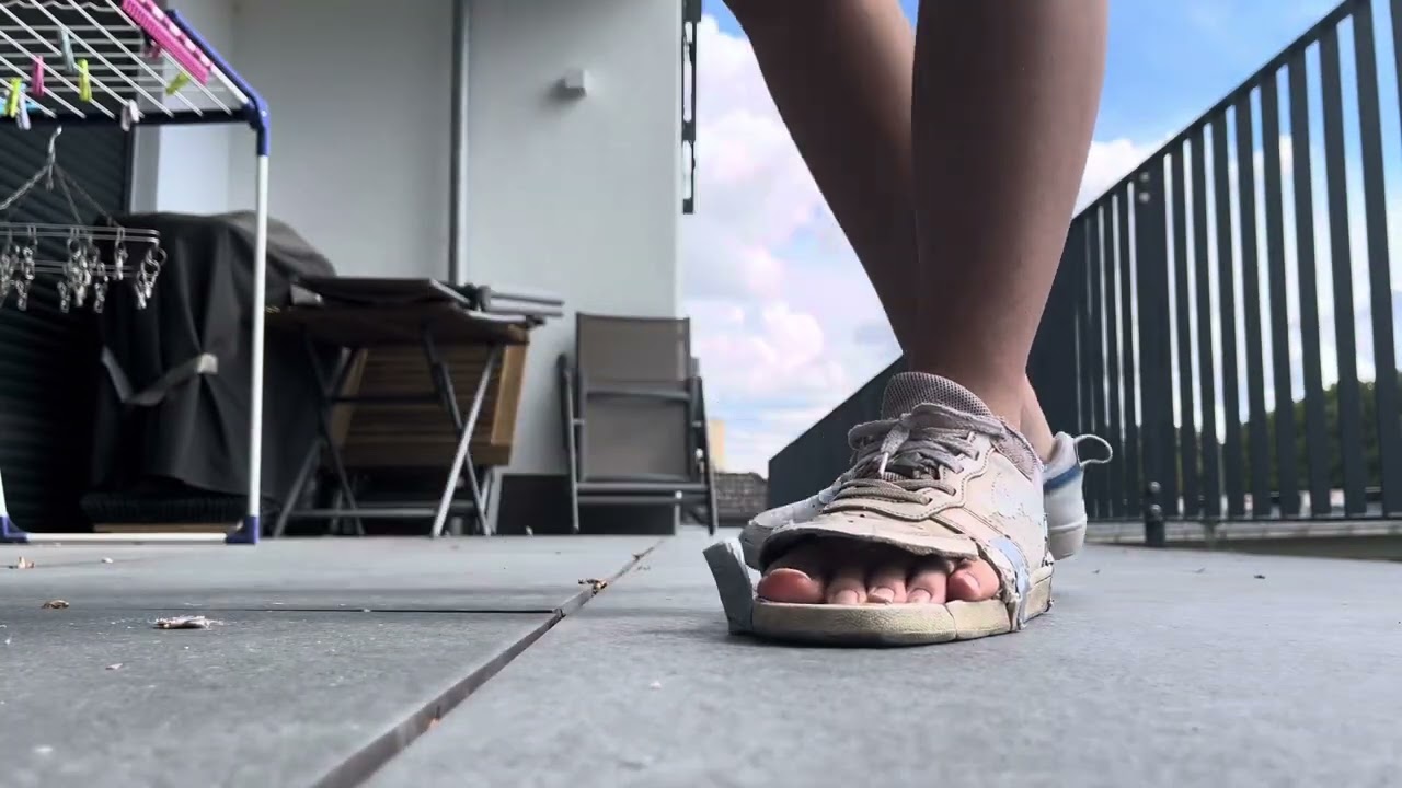 Trashed nike court borough low: No tape, barefoot toe wiggle