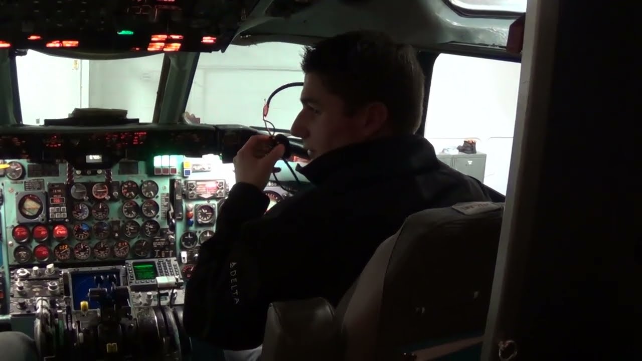 Jonahair747 and Helicopterpilot16 / DC-9-51 Cockpit