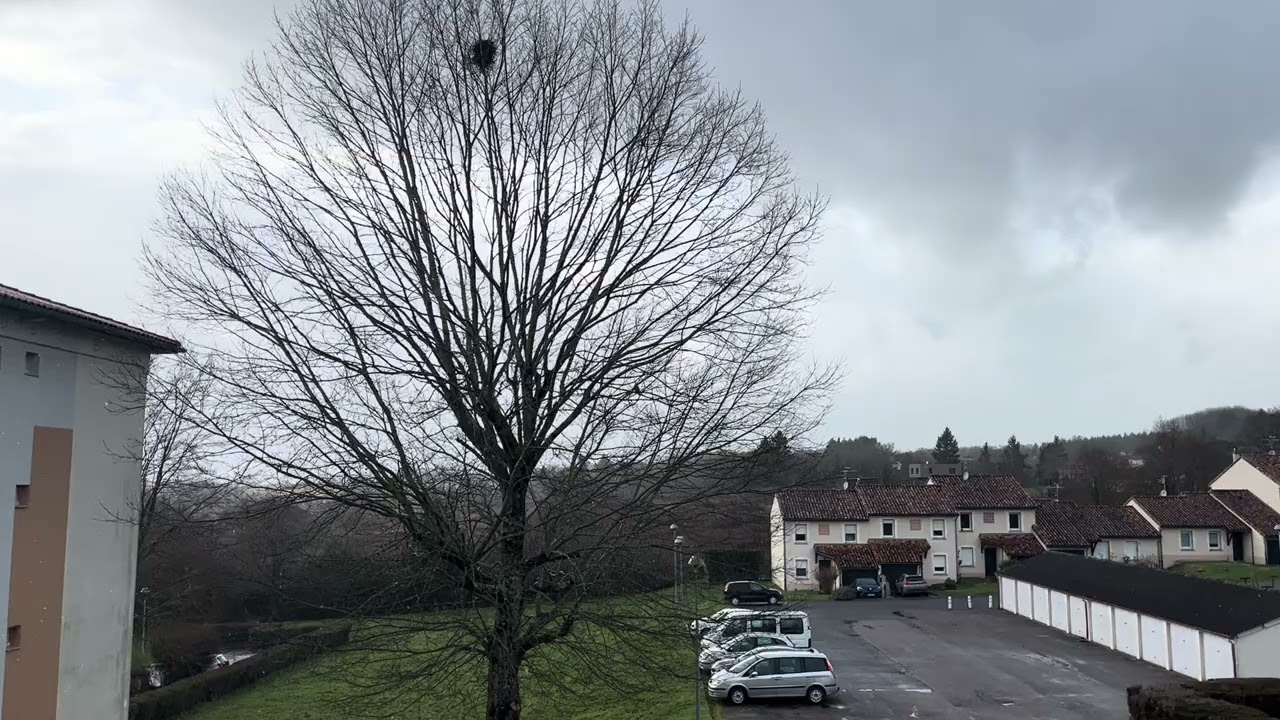Je trouve le ciel très beau aujourd'hui.2026