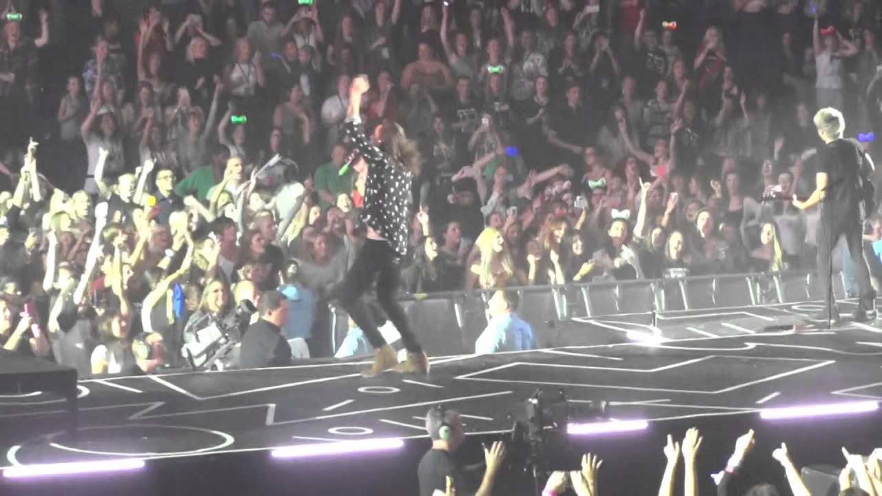 One Direction - No Control (clip) - OTRA London O2 - 29/9/15