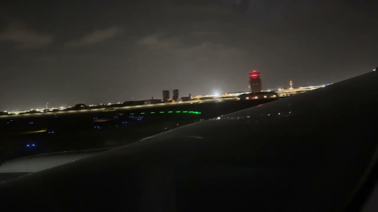 Cathay Pacific Airbus A350-941 CX714 Takeoff at SIN
