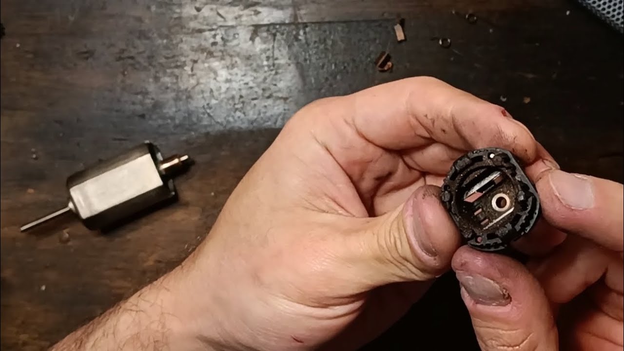Limpieza y mantenimiento a un motor de juguete de hidrogel