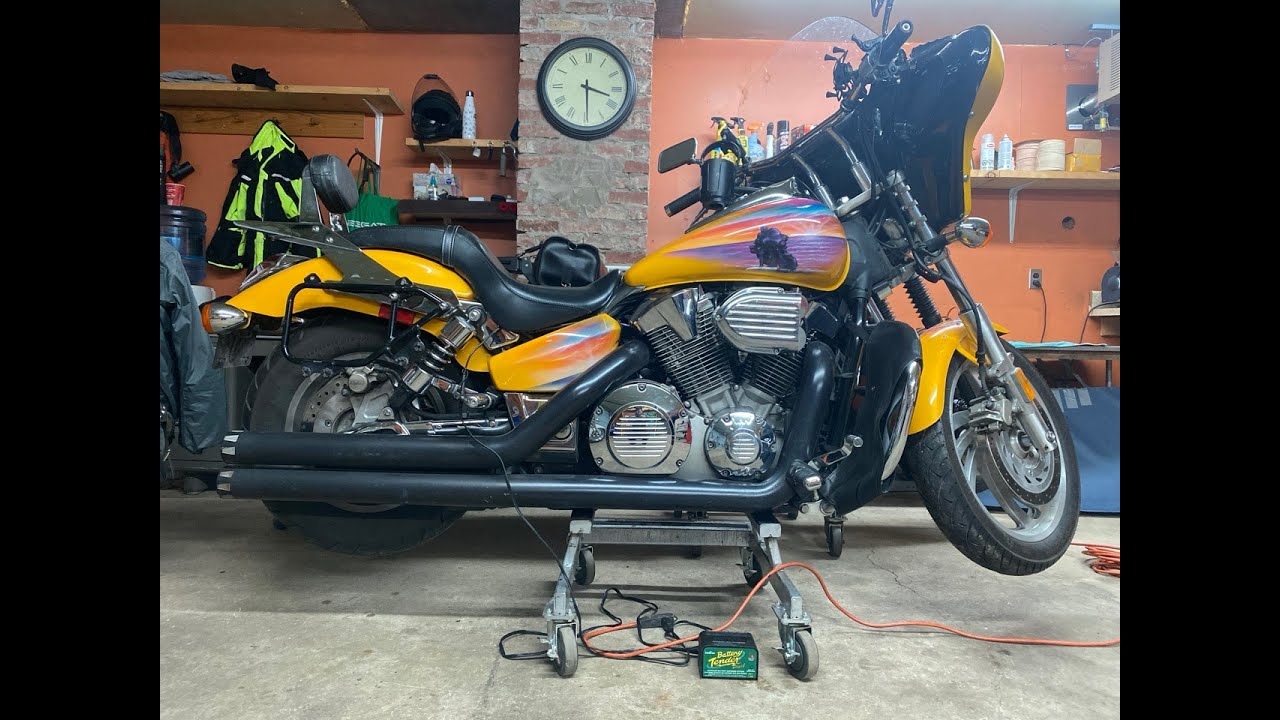 Снятие и сборка топливного бака Honda VTX 1300cc 2008 года.