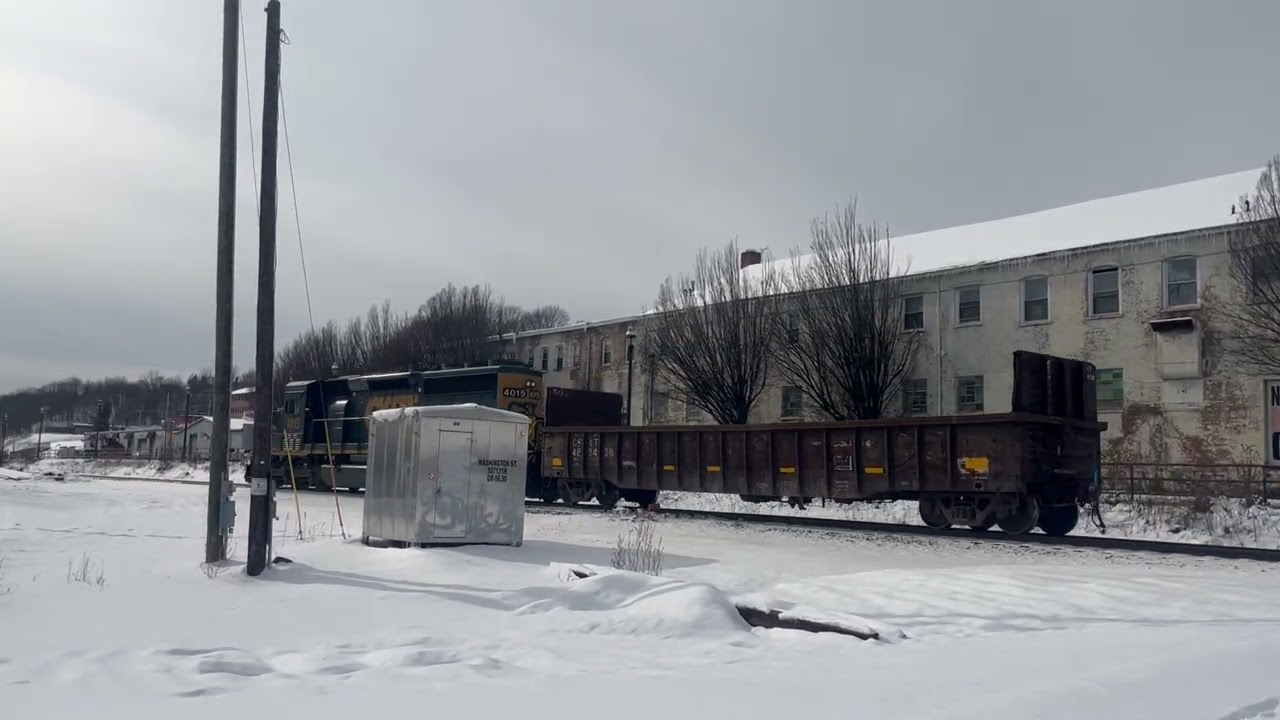 CSX #4015 Kingston L040 takes  Newburgh, NY  Industrial lead after Conductor clears switch 1/21/26