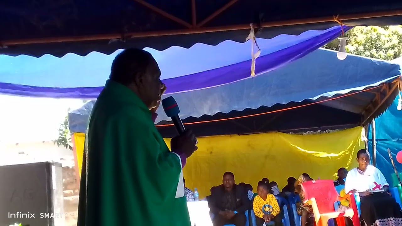 BABA ASKOFU DKT MWAIKALI AKIHAMASISHA UNUNUZI WA UWANJA KTK HARAMBEE PARISHI YA MBALIZI KKAM