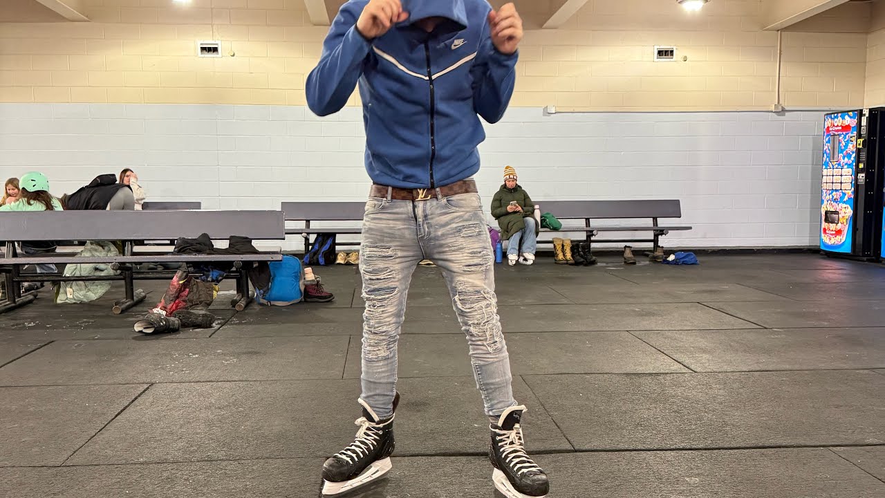 Ice skating/freeskating #havingfun #figureskating #freeskates #hockey #donttryathome #wintersport