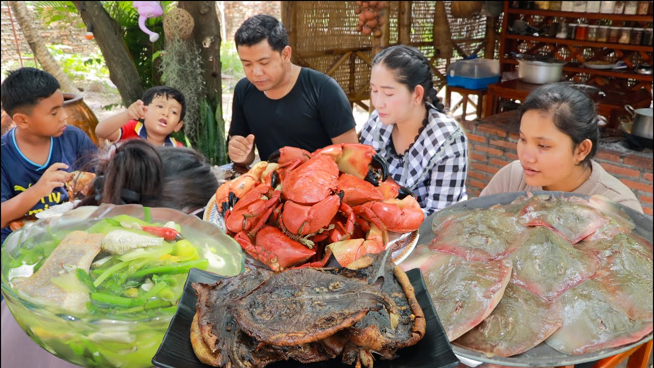 Stingray, Rock Crab, Red Fish Prepared by rural chef Sros for family meal and eating | Sros vlogs