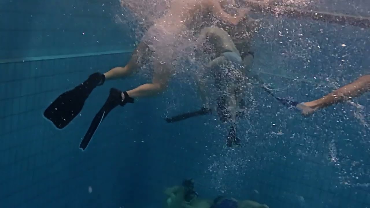 Partita di rugby subacqueo alla piscina di Belluno #underwater #rugby #freediver