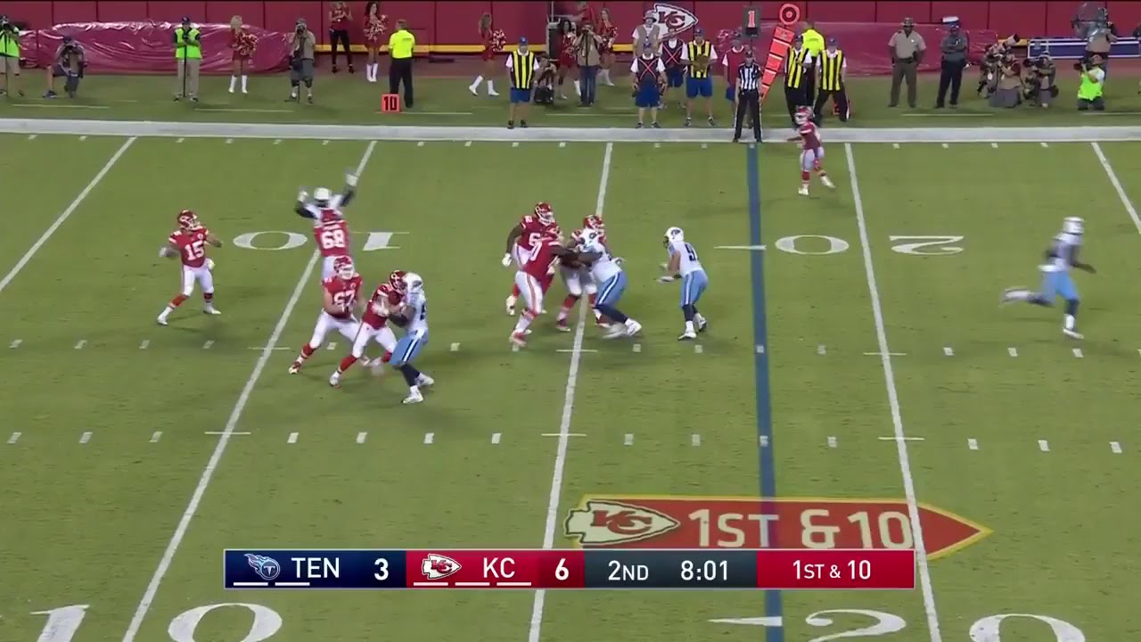 Mahomes unbelievable pass off back leg