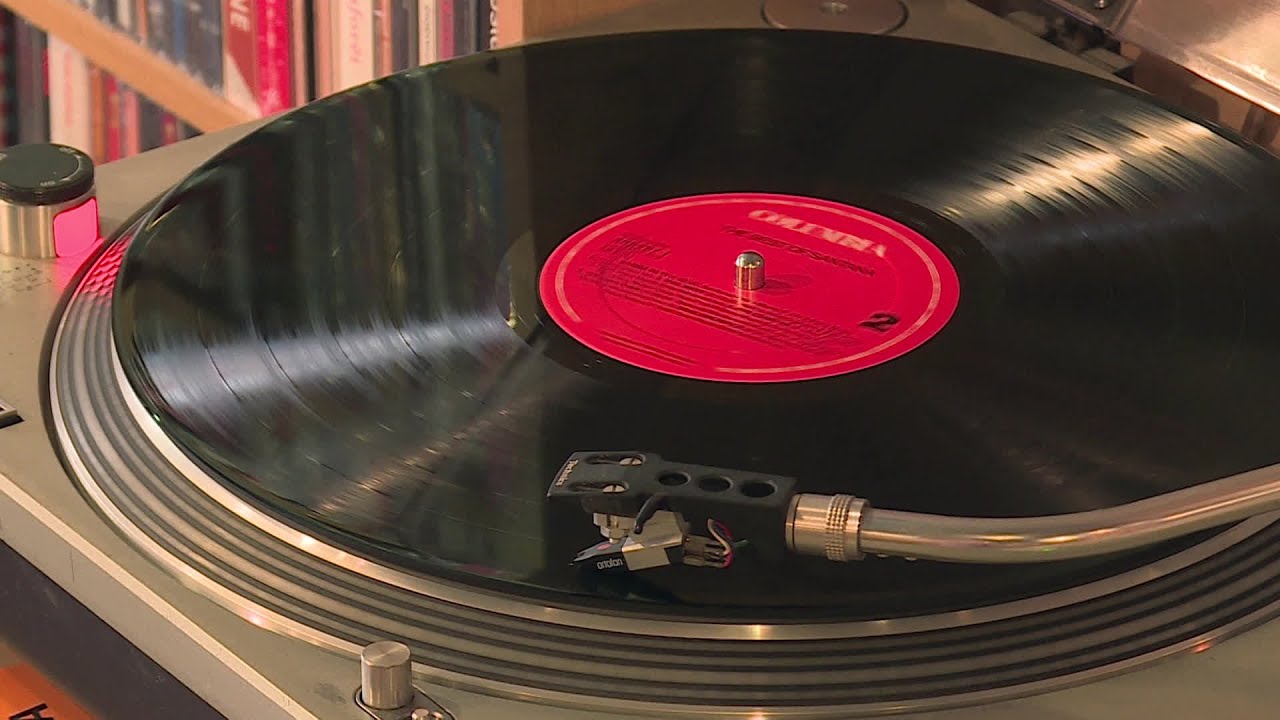 Qui achète encore des disques vinyles ou des CD ?