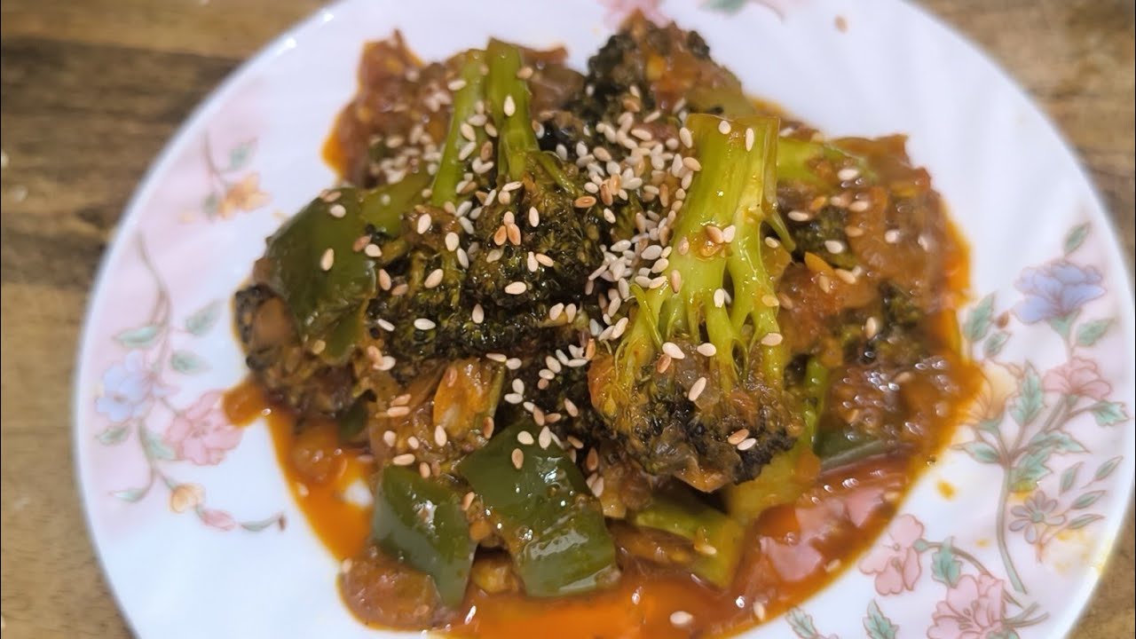এই রেসিপিটা বানিয়ে দুটোর জায়গায় চারটে রুটি খেয়ে ফেললাম। Broccoli Capsicum recipe।