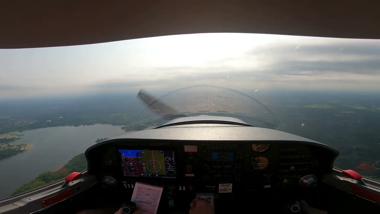 Practicing steep turns Diamond DA20. KPTK. Student pilot.