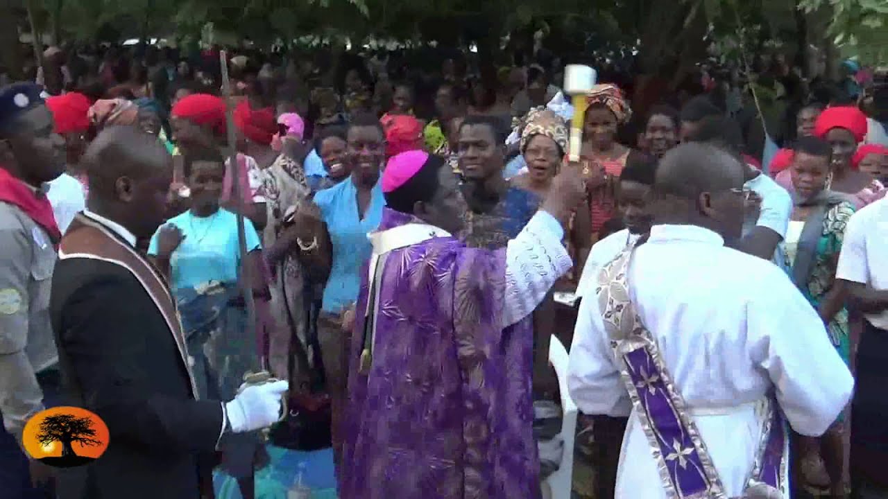 Pèlerinage à Kovié: Mgr Denis Amuzu-Dzakpah dans le rituel de bénédiction d'eau.