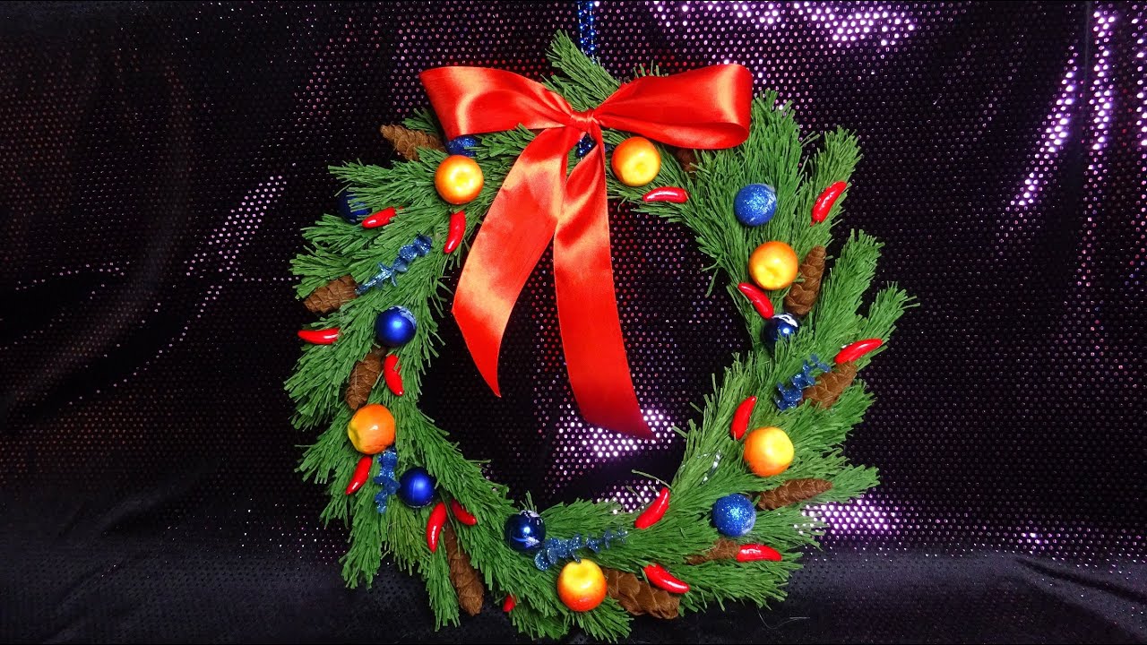 Рождественский венок из гофрированной бумаги