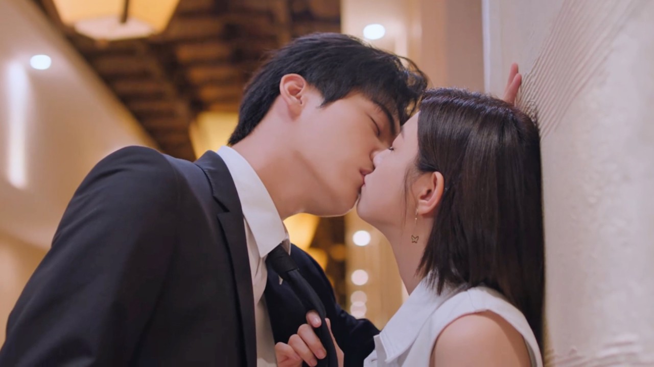 【狙击蝴蝶】😍李霧穿西裝太帥了，迷得的姊姊暈頭轉向主動獻吻！🦋#狙击蝴蝶 #周柯宇 #陈妍希 #最新電影#愛情電影
