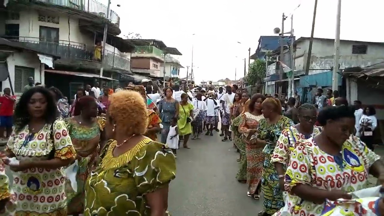 danse des femmes d'Abidjan adjame 09 04 23 avec la fanfare adjame village