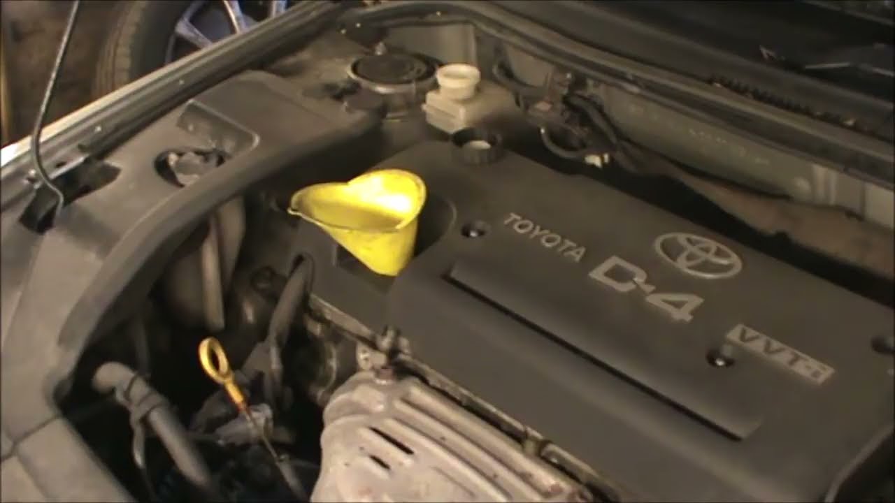 Как снять и заменить масло и масляный фильтр Toyota Avensis 2006 года