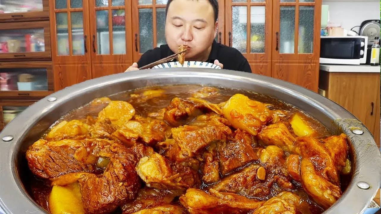 10 pounds of frozen beef, Aqiang made a bowl of potato beef rice, warming the heart and stomach