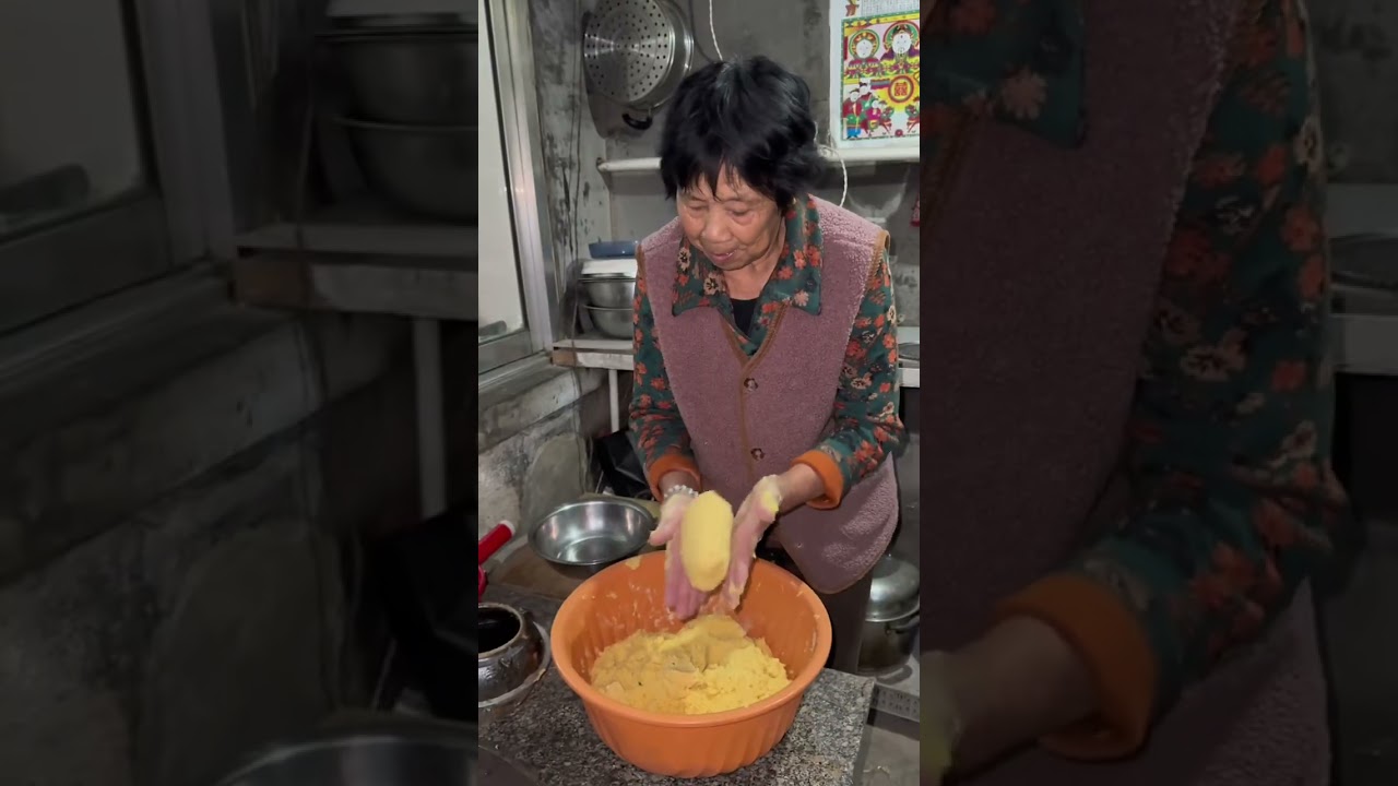 这次又学会一招，吃到了心心念念的菜饼子，这种纯天然的菜饼子只有自己家才能吃到啦，姐妹们快跟着学起来吧#农村生活 #记录真实生活 #菜饼子 #家的味道 #美食 @DOU+小助手 @抖音创作小助手 @抖
