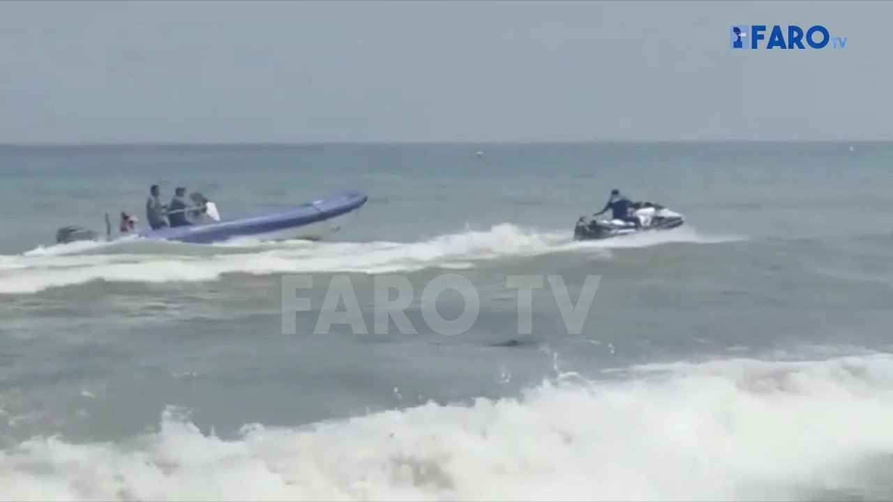 Así intentan sacar en moto de agua a inmigrantes en Castillejos