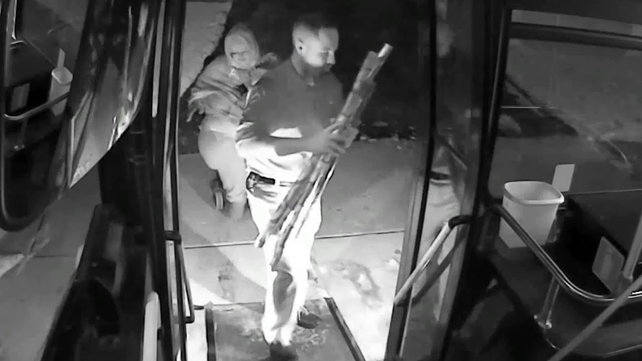 Milwaukee Bus Driver Helps Woman in Wheelchair Carry Christmas Wrap, Get Home Safely