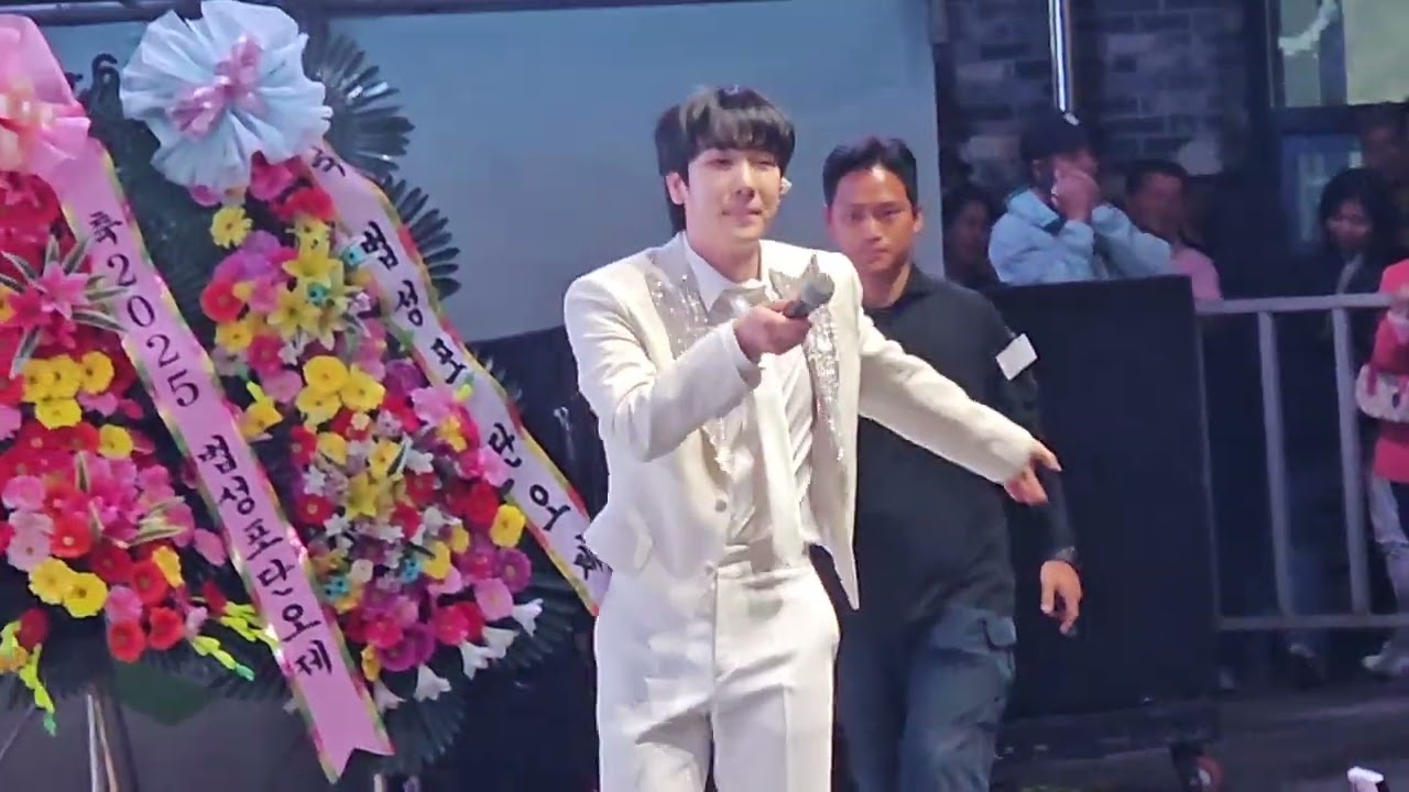 2025년 5월 29일 영광 법성포단오제 개막식에 초대된 최수호가수가 노래를 부르고 있다