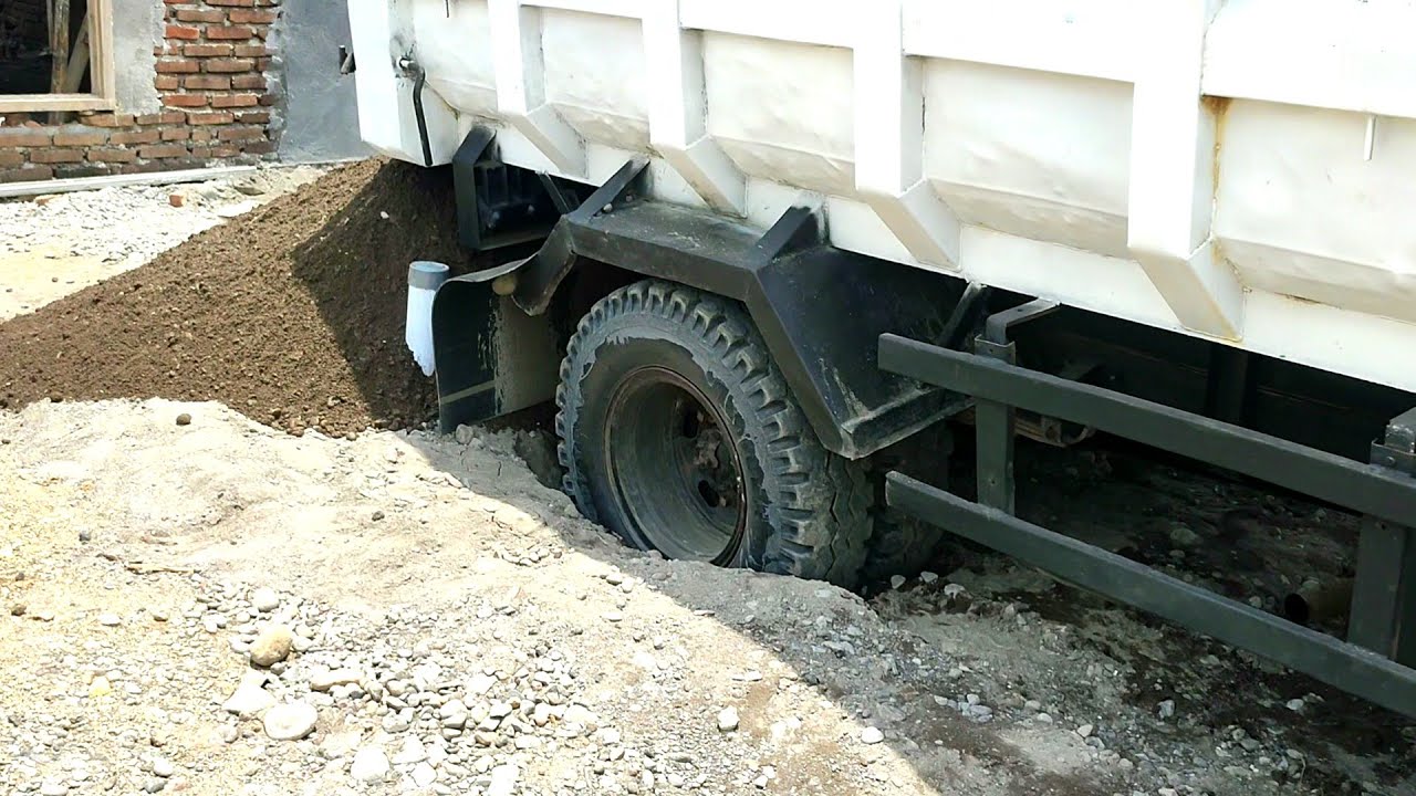 Mobil Dump Truk Pasir Izuzu Amlas Kesulitan Jomplang Muatan Tinggi Menggunung