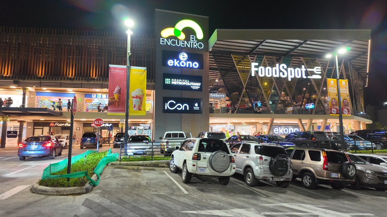 LINDA CAMINATA NOCTURNA 🌙  CENTRO COMERCIAL EL ENCUENTRO, CIUDAD QUESADA, COSTA RICA.
