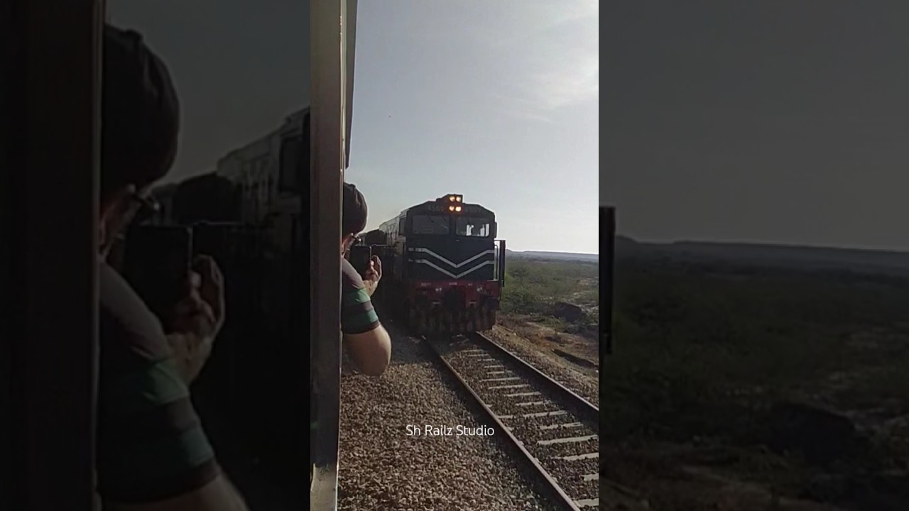 Bolan Mail Cross Awam Express #bolanmail #awamexpress #railway #pakistanrailways #fasttrains