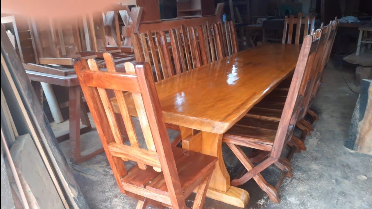 Mesa de madeira com 10 cadeiras terminando a restauração (reformada)