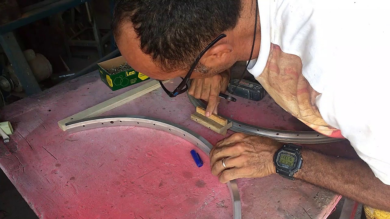 MESA COM TAMPO DE VIDRO FEITA COM ARO DE BICICLETA