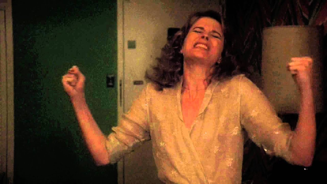 Candice Bergen sings 