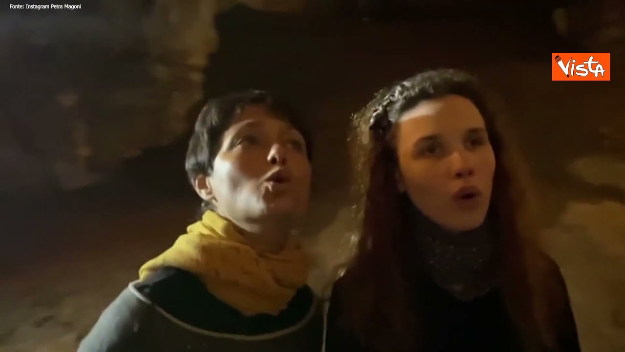 Frida Bollani e Petra Magoni cantano la sigla di Super Quark nella grotta di Su Marmuri