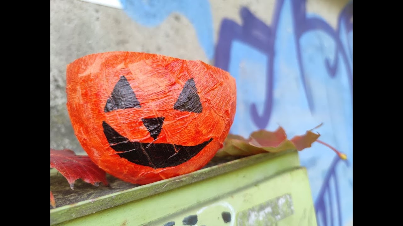 Výtvarka s Amosem - jednoduchý halloweenský kreativní nápad z krepového papíru
