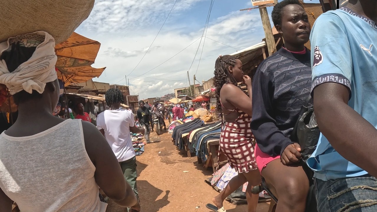 Uganda's Urban Village Walk. Dark alleys and local Market streets. Kiganda Village, Kampala City・4K