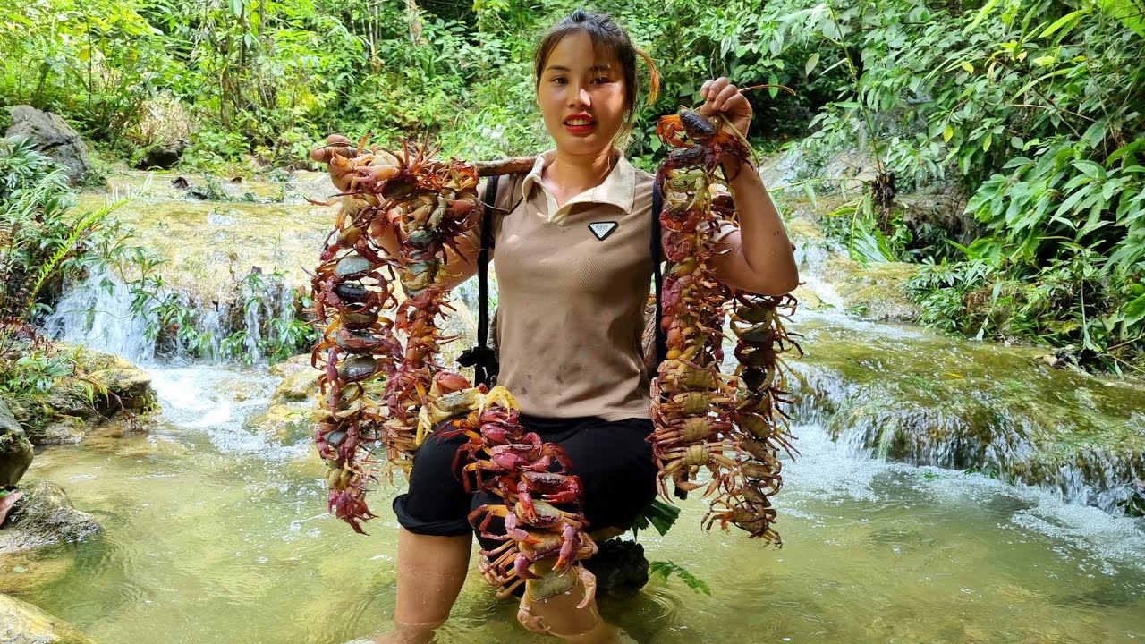 Harvest bananas,go to the forest to bowl stone crabs,bring them to the market to sell Chuc thi Duong