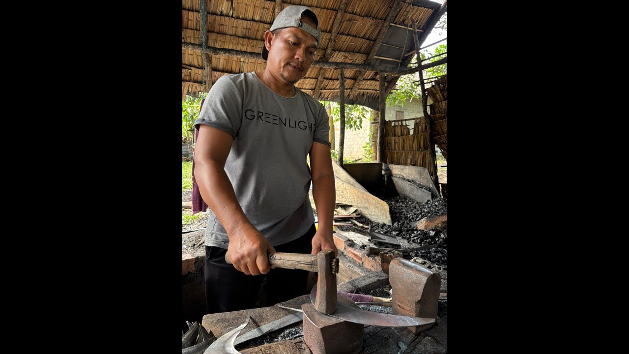 The formation of a tapping blade for the rubber tree#blacksmith #livestreaming