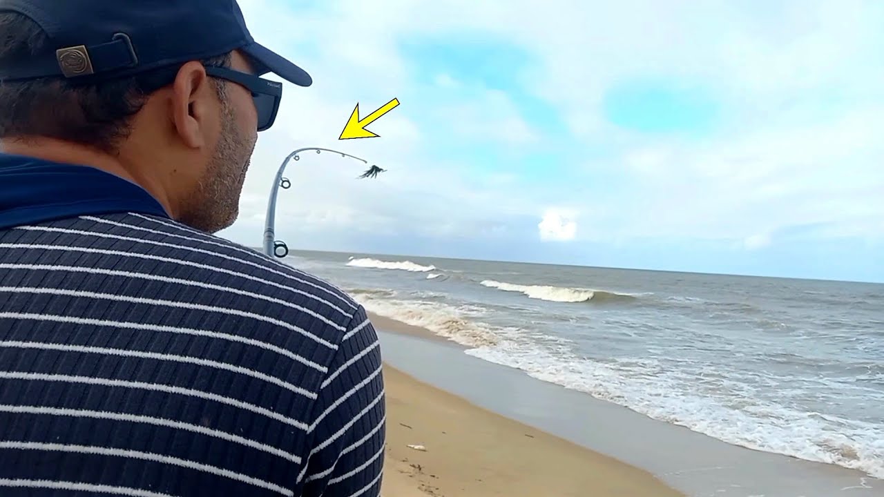A PONTA DA VARA ENVERGOU E MOLINETE CANTOU NA PESCA DE PRAIA! Pescaria 