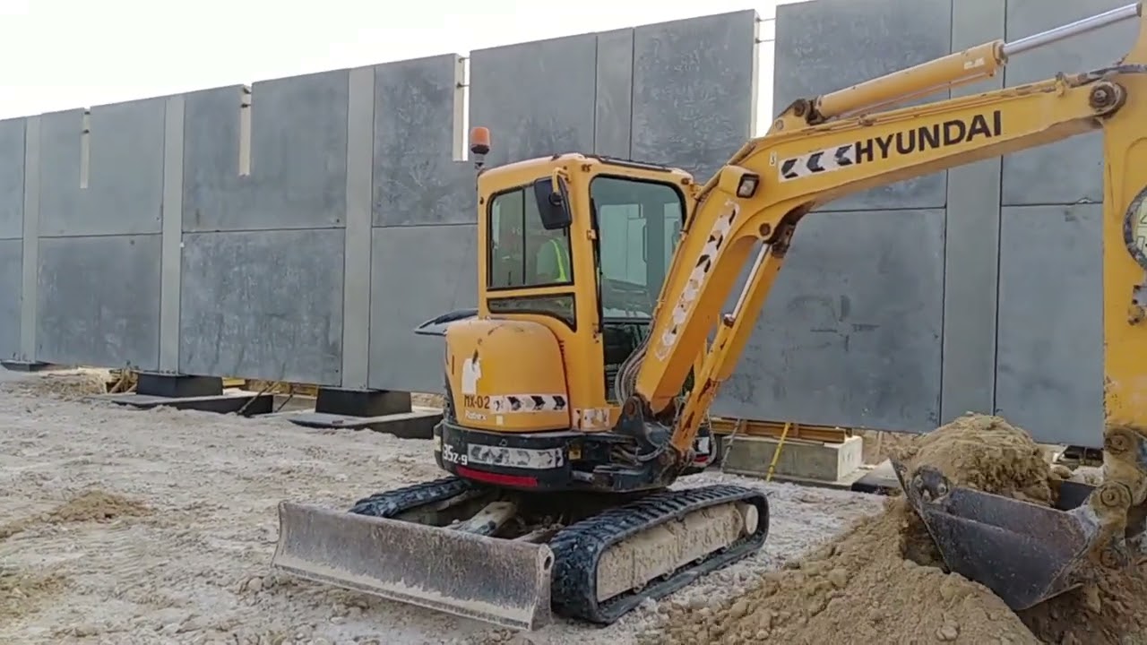 Excavator working in qatar part 3