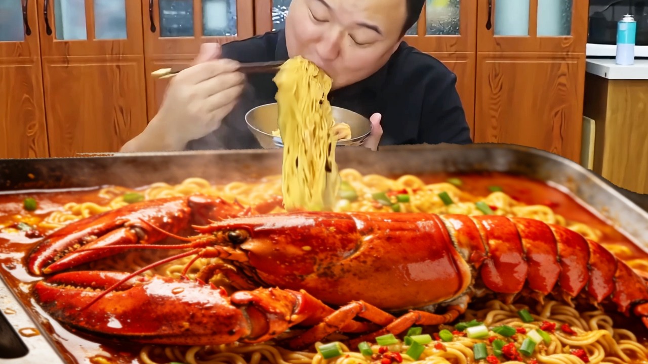 🔥【豪华龙虾泡面】4斤重波士顿龙虾，做豪华龙虾泡面，劲道Q弹大口吃过瘾