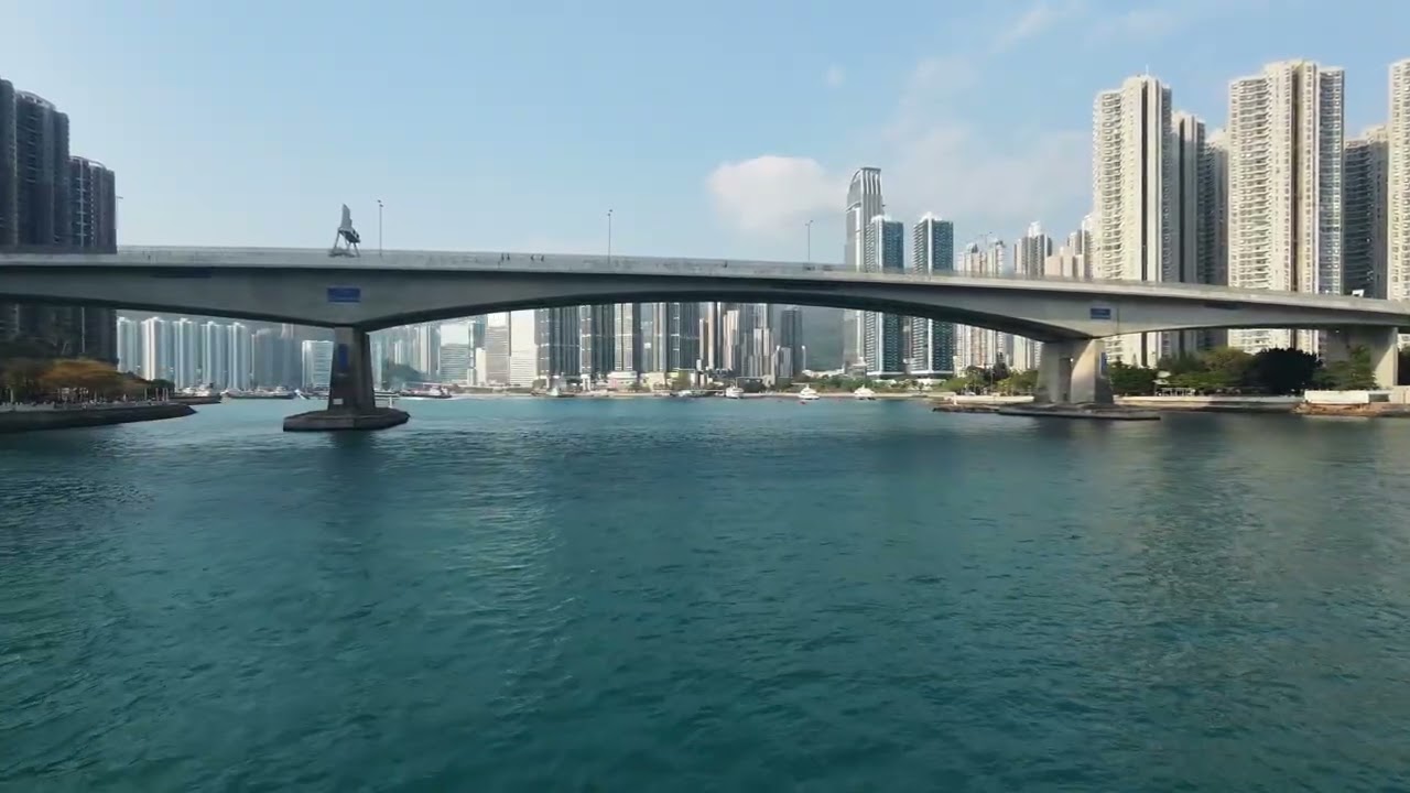輕拍。藍巴勒海峽