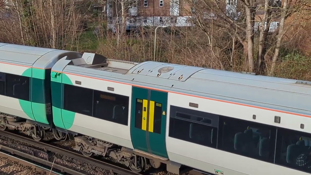 Class 377 going under Lewes bridge #lewes 